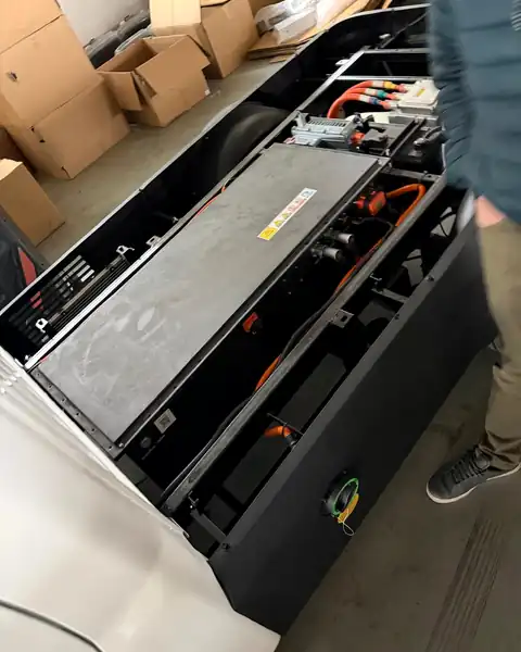 Batterie im TEV-Fahrgestell während der Montage